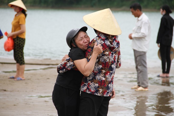 3 nam sinh đuối nước trước ngày thi: Tìm thấy thi thể cuối cùng sau 1 ngày tìm kiếm - Ảnh 2.