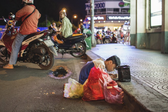 Khoảnh khắc người mẹ dạy con học bài bên vỉa hè giữa Sài Gòn náo nhiệt khiến dân mạng xúc động mạnh - Ảnh 3.