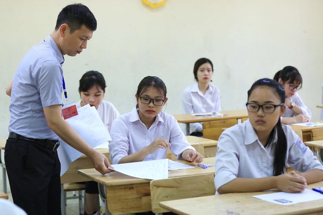 Thời tiết mát mẻ, hơn 75.000 thí sinh Hà Nội thoải mái bước vào môn thi Ngữ văn - Ảnh 6.