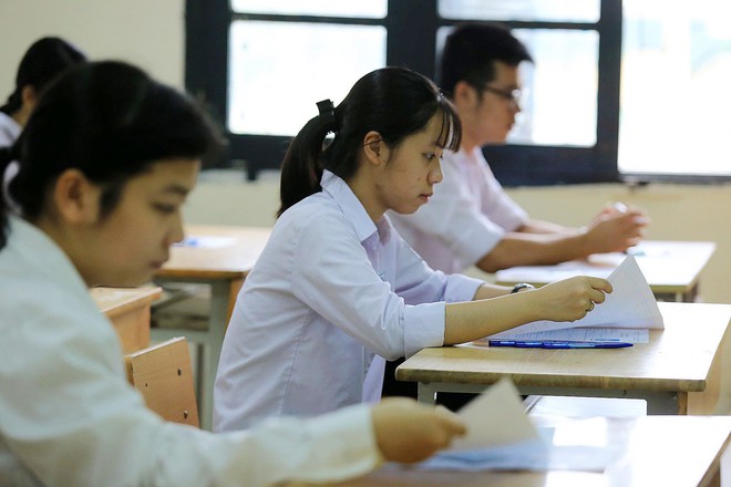 Thời tiết mát mẻ, hơn 75.000 thí sinh Hà Nội thoải mái bước vào môn thi Ngữ văn - Ảnh 8.