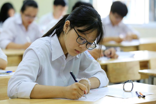 Thời tiết mát mẻ, hơn 75.000 thí sinh Hà Nội thoải mái bước vào môn thi Ngữ văn - Ảnh 9.