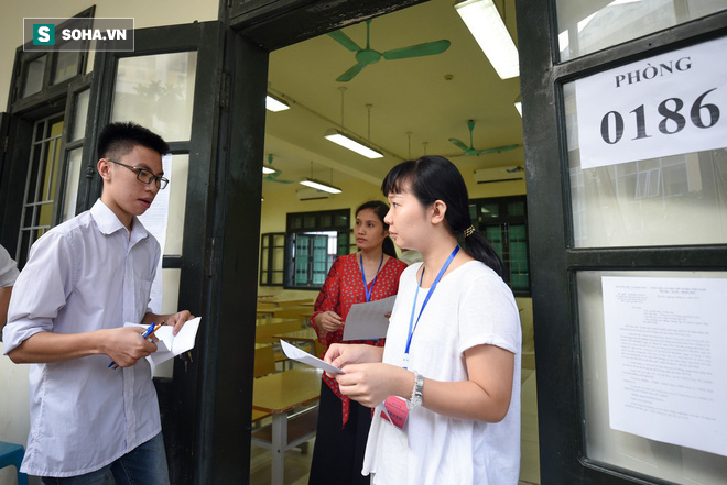 Thời tiết mát mẻ, hơn 75.000 thí sinh Hà Nội thoải mái bước vào môn thi Ngữ văn - Ảnh 5.