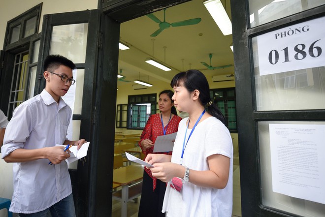 Thời tiết mát mẻ, hơn 75.000 thí sinh Hà Nội thoải mái bước vào môn thi Ngữ văn - Ảnh 5.