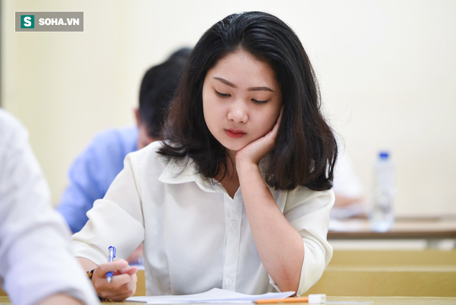 Thời tiết mát mẻ, hơn 75.000 thí sinh Hà Nội thoải mái bước vào môn thi Ngữ văn - Ảnh 7.