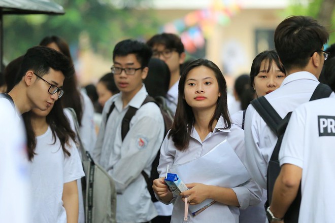 Thời tiết mát mẻ, hơn 75.000 thí sinh Hà Nội thoải mái bước vào môn thi Ngữ văn - Ảnh 1.