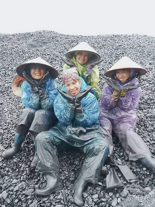 Cái nóng 39 độ và nụ cười của các cô công nhân đất mỏ trong bộ quần áo... mưa - Ảnh 5.