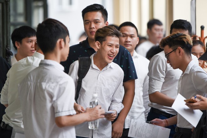 Thời tiết mát mẻ, hơn 75.000 thí sinh Hà Nội thoải mái bước vào môn thi Ngữ văn - Ảnh 4.