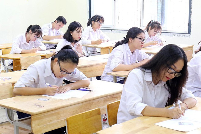Thời tiết mát mẻ, hơn 75.000 thí sinh Hà Nội thoải mái bước vào môn thi Ngữ văn - Ảnh 10.