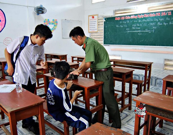 Chiến sĩ công an cõng thí sinh khuyết tật đến phòng thi rồi dọn đồ giúp - hình ảnh gây xúc động mạnh - Ảnh 2.