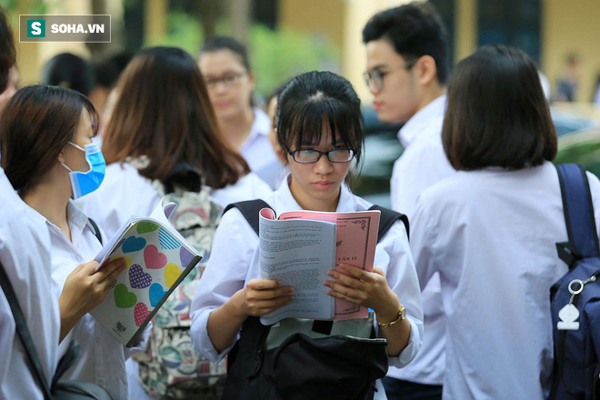 Thời tiết mát mẻ, hơn 75.000 thí sinh Hà Nội thoải mái bước vào môn thi Ngữ văn - Ảnh 3.