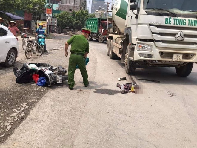 Nam sinh vừa đi thi về đã gặp tai nạn, áo sơ mi cùng chai nước uống dở nằm trước mũi xe bồn - Ảnh 1.