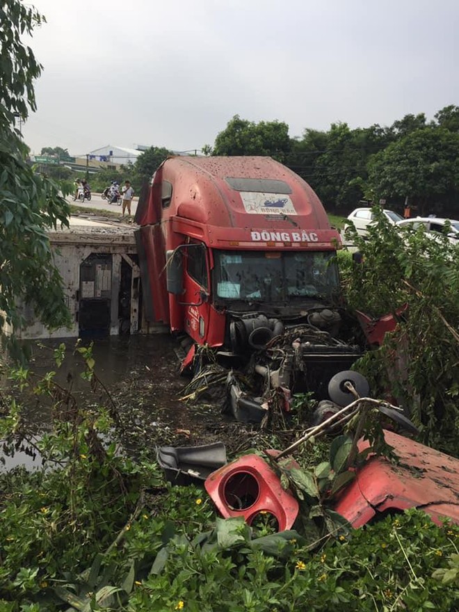 Sáng sớm, người đi đường giật mình khi thấy xe container nằm gọn dưới mương - Ảnh 3.