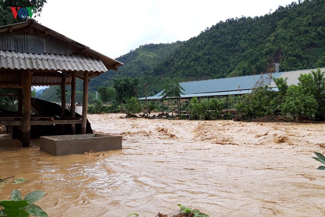 Ảnh: Mường Tè (Lai Châu) tan hoang sau cơn lũ dữ - Ảnh 1.