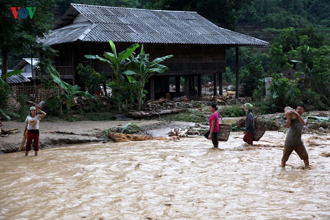 Ảnh: Mường Tè (Lai Châu) tan hoang sau cơn lũ dữ - Ảnh 12.