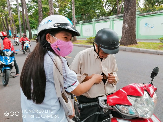 Ông bố khiến con gái cười không ngừng vì giấu 2 vị khách đặc biệt trong áo, chờ sẵn ngoài trường thi - Ảnh 1.