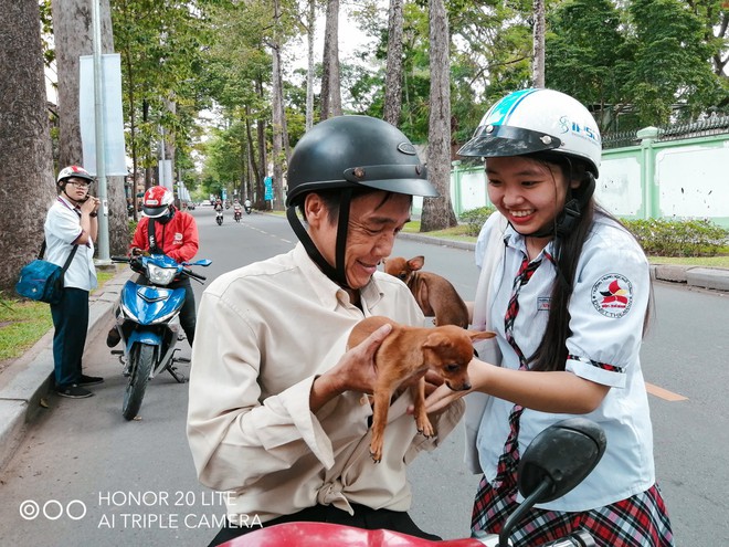 Ông bố khiến con gái cười không ngừng vì giấu 2 vị khách đặc biệt trong áo, chờ sẵn ngoài trường thi - Ảnh 2.