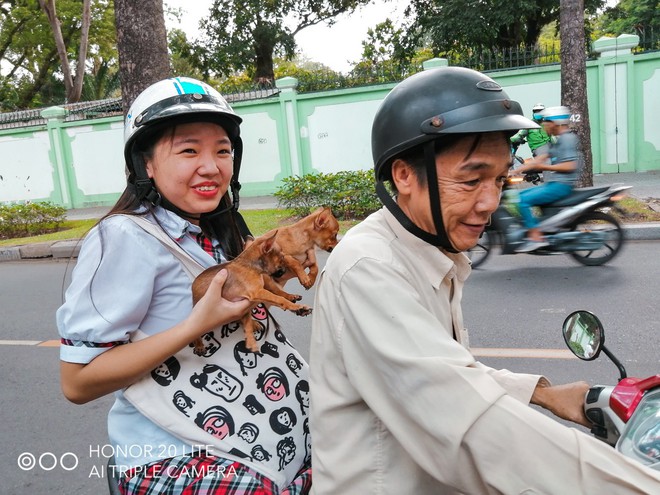 Ông bố khiến con gái cười không ngừng vì giấu 2 vị khách đặc biệt trong áo, chờ sẵn ngoài trường thi - Ảnh 3.