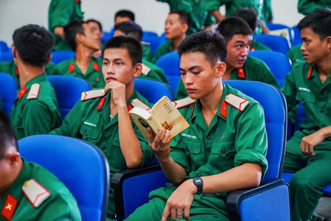 Sách quý đến với cán bộ, chiến sĩ, thanh niên và học sinh huyện Côn Đảo - Ảnh 4.
