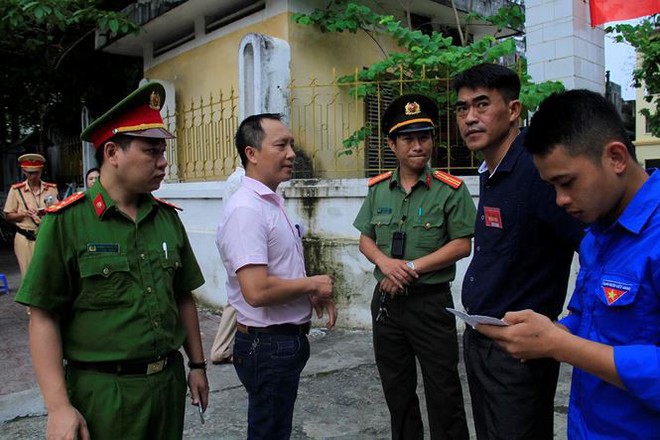 Hà Giang: Cảnh sát hú còi xe chuyên dụng hộ tống thí sinh ngủ muộn đến điểm thi - Ảnh 1.