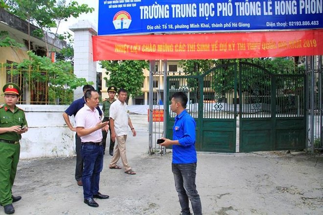 Hà Giang: Cảnh sát hú còi xe chuyên dụng hộ tống thí sinh ngủ muộn đến điểm thi - Ảnh 2.