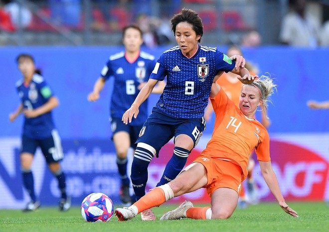 Còn hơn cả bóng đá: Xúc động khoảnh khắc các cô gái Nhật Bản đổ gục sau thất bại tiếc nuối nhưng cảm thấy ấm lòng hơn nhờ hành động này từ đối thủ - Ảnh 1.