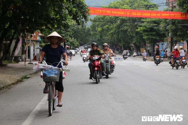 Ảnh: Cảnh sát Hà Giang dùng xe chuyên dụng hú còi hộ tống thí sinh ngủ muộn đến điểm thi - Ảnh 1.