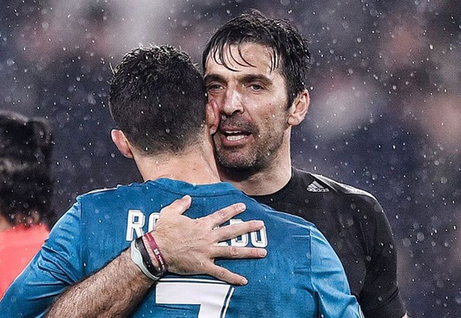 Buffon gây sốc khi trở lại khoác áo Juventus - Ảnh 1.