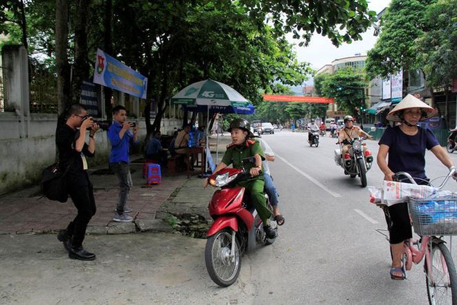 Hà Giang: Cảnh sát hú còi xe chuyên dụng hộ tống thí sinh ngủ muộn đến điểm thi - Ảnh 3.