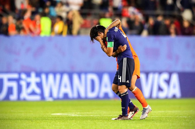 Còn hơn cả bóng đá: Xúc động khoảnh khắc các cô gái Nhật Bản đổ gục sau thất bại tiếc nuối nhưng cảm thấy ấm lòng hơn nhờ hành động này từ đối thủ - Ảnh 6.