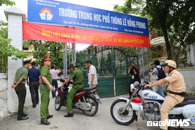 Ảnh: Cảnh sát Hà Giang dùng xe chuyên dụng hú còi hộ tống thí sinh ngủ muộn đến điểm thi - Ảnh 5.