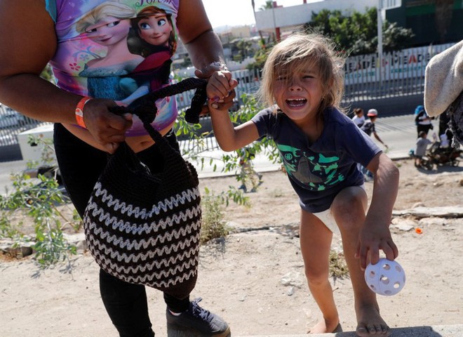 Những bức ảnh lay động lòng người cho thấy sự tàn nhẫn của thảm họa di cư, khi hàng rào thép gai nơi biên giới cứa nát cuộc đời những đứa trẻ - Ảnh 5.