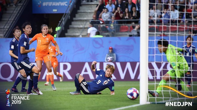 Còn hơn cả bóng đá: Xúc động khoảnh khắc các cô gái Nhật Bản đổ gục sau thất bại tiếc nuối nhưng cảm thấy ấm lòng hơn nhờ hành động này từ đối thủ - Ảnh 7.
