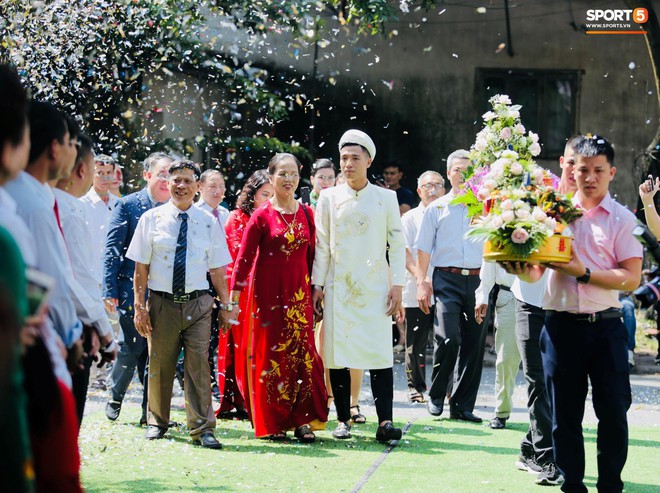 Bạn gái Trọng Đại đi xế hộp tiền tỷ tới dự đám hỏi Bùi Tiến Dũng - Ảnh 7.