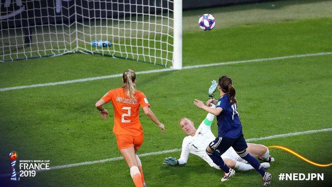 Còn hơn cả bóng đá: Xúc động khoảnh khắc các cô gái Nhật Bản đổ gục sau thất bại tiếc nuối nhưng cảm thấy ấm lòng hơn nhờ hành động này từ đối thủ - Ảnh 8.