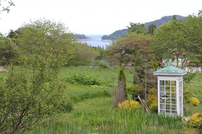 Câu chuyện về bốt điện thoại kỳ lạ nhất quả đất ở Nhật Bản: Nằm chơ vơ giữa vùng đất hoang vắng, là nơi để người sống liên lạc với người đã chết - Ảnh 9.