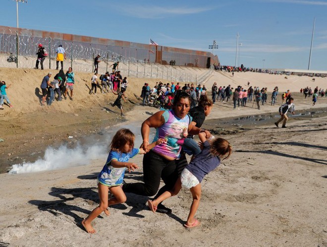 Những bức ảnh lay động lòng người cho thấy sự tàn nhẫn của thảm họa di cư, khi hàng rào thép gai nơi biên giới cứa nát cuộc đời những đứa trẻ - Ảnh 10.
