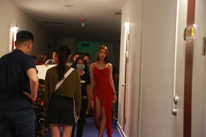 Hoa hậu Tường Linh cắt tóc ngắn, ve vãn nghệ sĩ Hoàng Sơn trong thang máy - Ảnh 4.