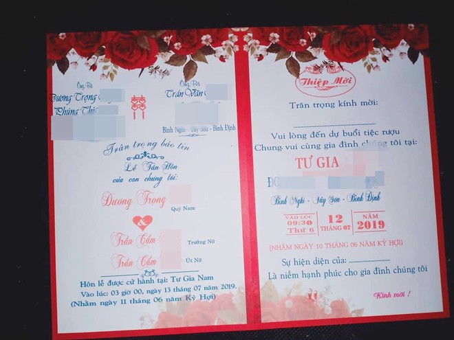 Hình ảnh tấm thiệp cưới ghi tên một chú rể nhưng có đến tận 2 cô dâu là chị em ruột ở Bình Định khiến nhiều người xôn xao - Ảnh 1.