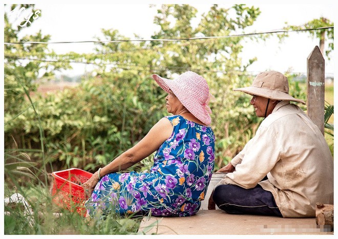 Bộ ảnh bình dị của cặp vợ chồng sau 40 năm bên nhau đốn tim cộng đồng mạng: Nụ cười của ba mẹ luôn đẹp nhất dưới ống kính của con - Ảnh 10.