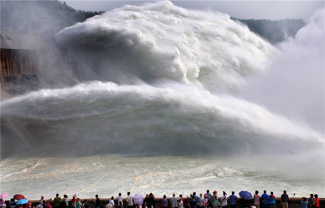 24h qua ảnh: Du khách xem đập thủy điện xả lũ ở Trung Quốc - Ảnh 3.
