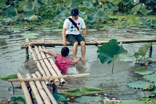 Đứng thuyền thúng chụp hình, cô nàng gặp tai nạn bất ngờ nhưng thái đó sau đó cực lạ  - Ảnh 8.