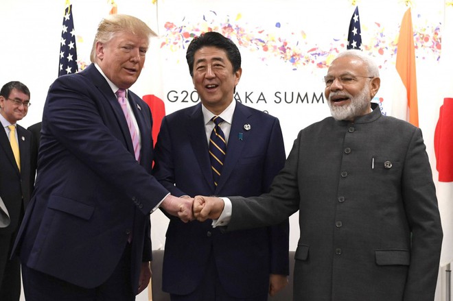 Tổng thống Trump dùng nắm đấm chào hỏi Thủ tướng Nhật Bản, Ấn Độ  - Ảnh 1.
