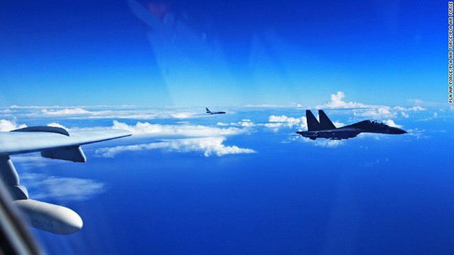 Truyền thông Trung Quốc nói phi cơ chiến đấu của họ “đón tiếp nồng hậu” chiến hạm Canada - Ảnh 2.