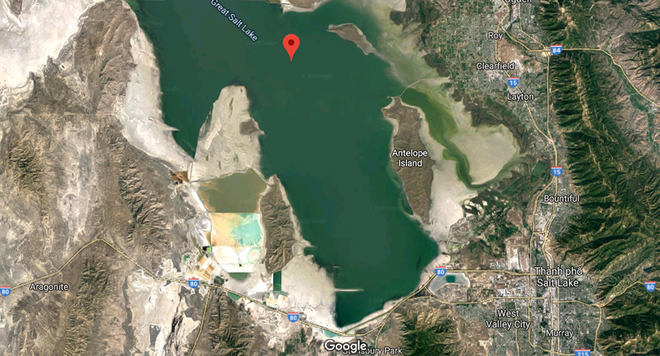 Độc đáo hồ muối 2 màu, được ngăn chia bởi đường ray tàu hỏa ở Mỹ - Ảnh 2.