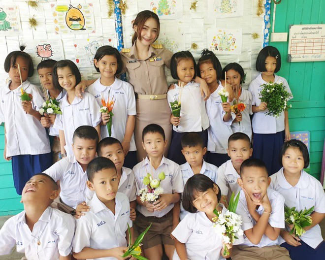 Cô giáo Thái Lan xinh đẹp đăng tải video chào đón học sinh vào lớp mà khiến hàng triệu trái tim thổn thức, ước được làm học sinh thêm lần nữa - Ảnh 2.