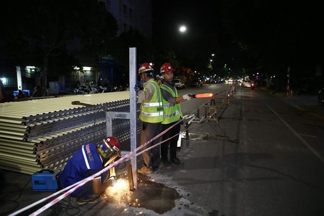 Quây rào tôn trên phố Trần Hưng Đạo để thi công nhà ga ngầm S12 - Ảnh 7.
