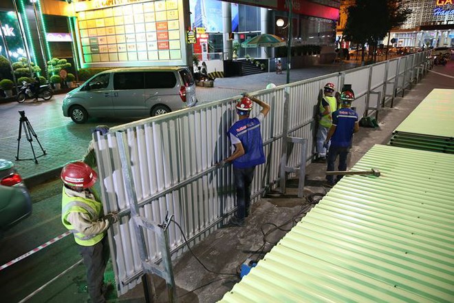 Quây rào tôn trên phố Trần Hưng Đạo để thi công nhà ga ngầm S12 - Ảnh 8.