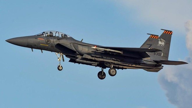 Singapore đưa 2 F-15 hộ tống máy bay chở khách báo động bom - Ảnh 1.