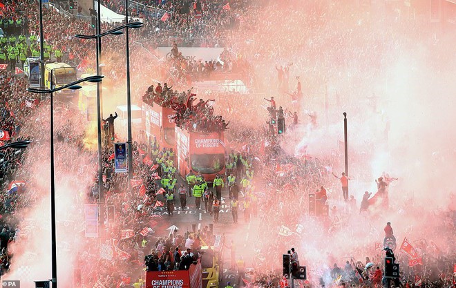 Thầy trò Jurgen Klopp cùng nửa triệu CĐV mở hội trên đường phố Liverpool - Ảnh 1.