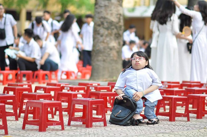 Lễ bế giảng cuối cùng của nữ sinh xương thuỷ tinh với thân hình nhỏ bé nhưng nghị lực phi thường - Ảnh 2.